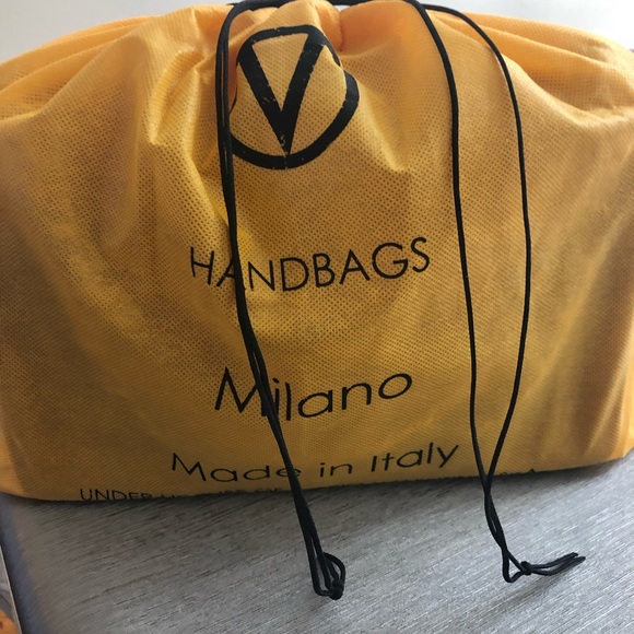 Bag
Gorgeous, classy Valentino bag - Picture 4 of 7